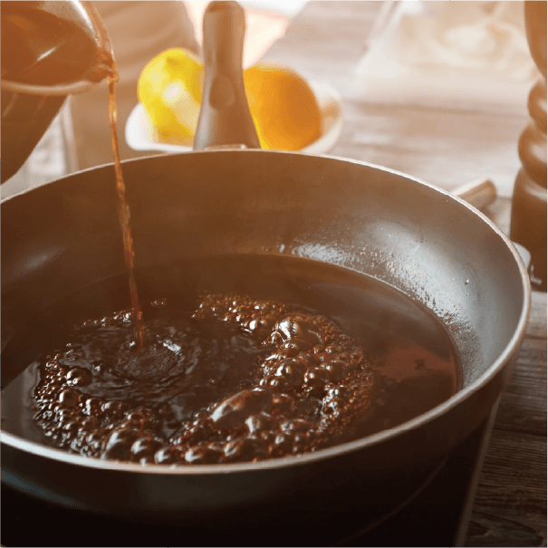 【タレのこだわり】肉の旨味を引き立たせる薬味と自家製オニオンソース。まず、牛一頭